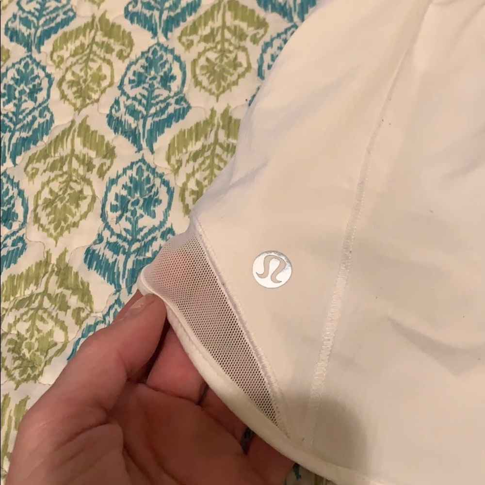 Lululemon hottie hot white shorts 4 inch/6 tall